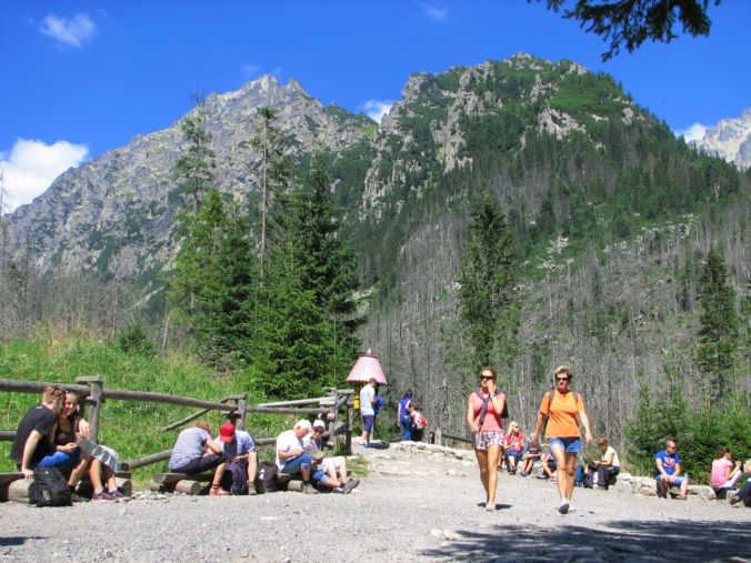 Vysoké Tatry otvorili letnú turistickú sezónu, za pobyty si priplatíme a pri objednávaní prevláda stále jeden trend