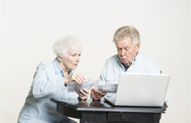 Seniori majú nízky dôchodok, ale často nasporené tisíce. Ako sú na tom s finančnou gramotnosťou?