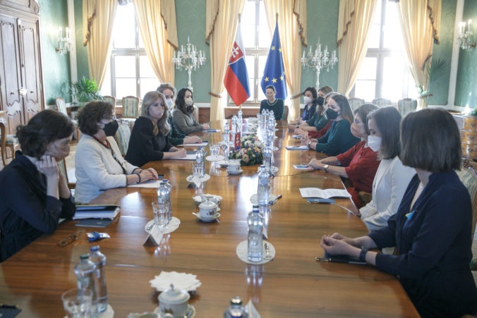 Ženy a samoživiteľky čelia existenčným problémom. Prezidentka Čaputová vyzvala vládu, aby zaviedla príspevok na bývanie pre pracujúcu chudobu (video)