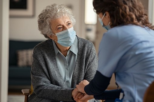 Opatrovatelia sú stále znevýhodňovaní, nedostanú ani podporu a neprejde im ani vyšší úver na bývanie