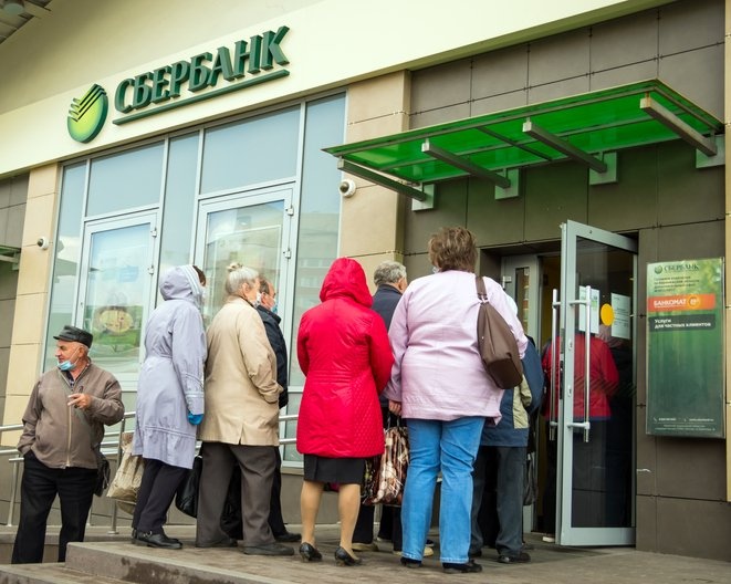 Európska únia rozšíri sankcie na ruské banky Sberbank a Gazprombank, sú cestou pre platby za ropu a plyn