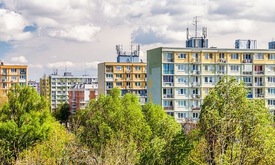 Dopyt po nehnuteľnostiach určených na bývanie sa už niekde utlmuje, prenájom prevažuje iba v Bratislave