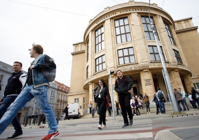 Vysokoškoláci môžu do konca apríla žiadať o štipendiá a cestovné granty z Národného štipendijného programu