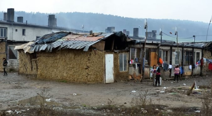 Muž v rómskej osade zaútočil na svoju družku, hrozí mu trojročný pobyt za mrežami