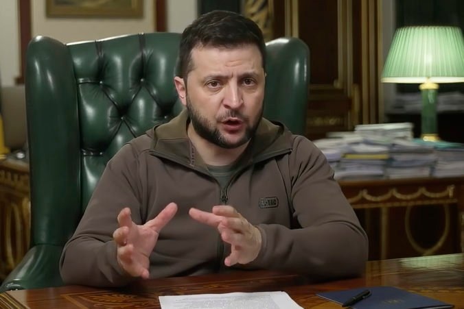 Vyvražďovanie Ukrajincov bude pokračovať ak Západ nepritvrdí, Zelenskyj žiada embargo na ruskú ropu